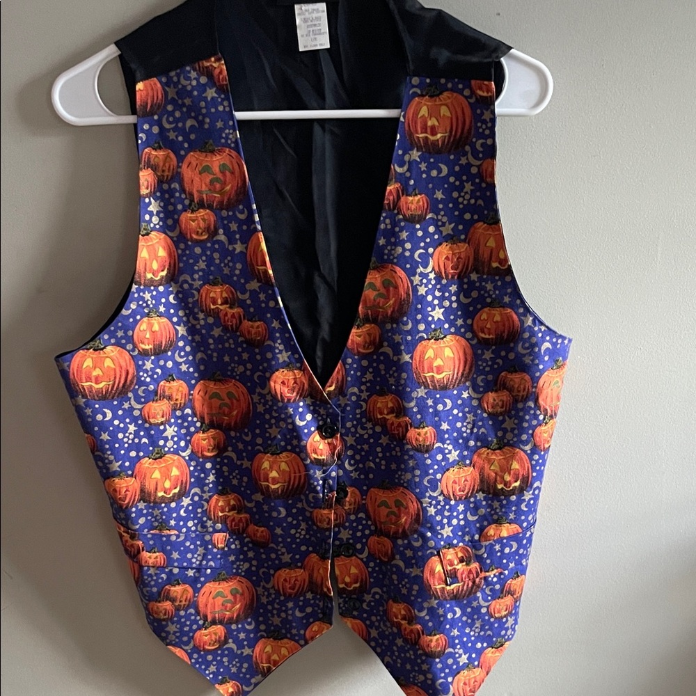 Vintage Halloween vest by Robyn-Lyn 
Sz L/Xl